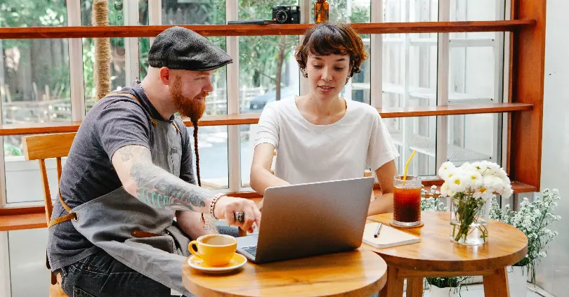 dueños de restaurante actualizando su perfil de google maps