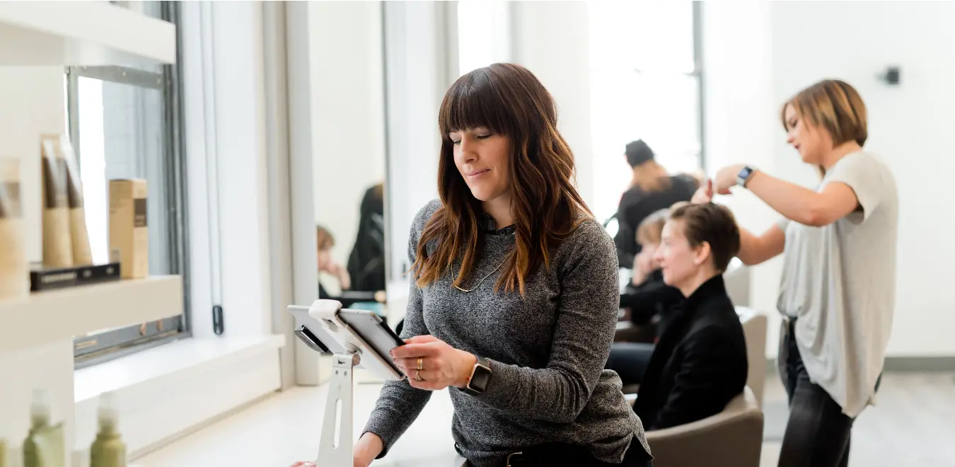 dueña de negocio mirando su perfil de google my business