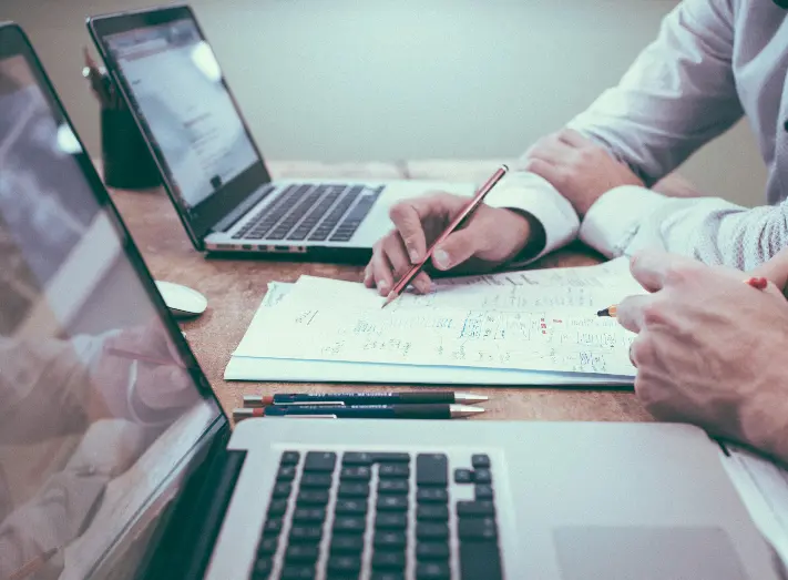 expertos en seo local trabajando